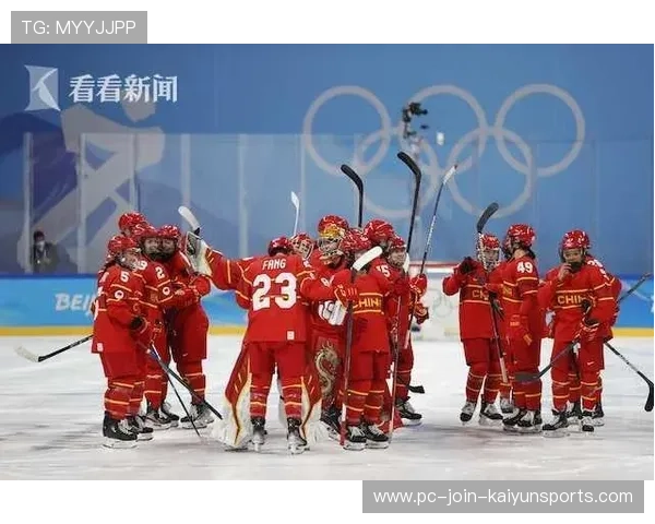 冰球运动员被撞出场外后冷静回归继续打