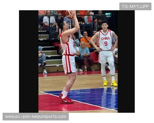 超远三分命中，全队冲上去抱他